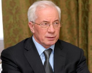 Азаров почтил память Героев Крут