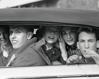 Ринго Старр объявил поиск фанатов The Beatles с фото 1964 года