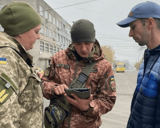 Может ли ТЦК проверять ваш телефон на улице: юристы объяснили, где проходит граница закона