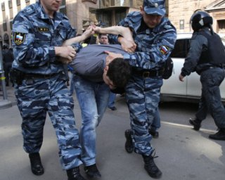 В день инаугурации Путина в Москве задержаны около 300 митингующих. Навальный и Удальцов оштрафованы