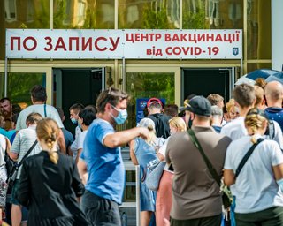 Коронавирус наступает. Когда будет новый локдаун и какие льготы обещают привитым от COVID