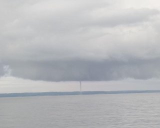 Над Кременчугским морем заметили водяной смерч: уникальное явление сняли на Полтавщине