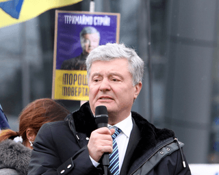 "Хто не скаче - той мос***ль": сторонники Порошенко прыгали под Печерским судом (видео)