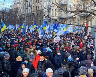 "Зелю геть!": тысячи сторонников Порошенко пришли к офису Зеленского (видео)