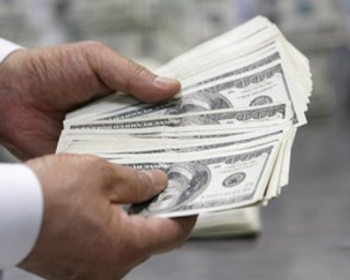 Нацбанк продает на межбанке доллары впервые с января