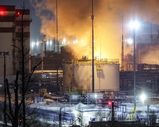 Пролетели до 900 км: дроны ВСУ повредили почти 20 нефтеперерабатывающих заводов РФ (фото)