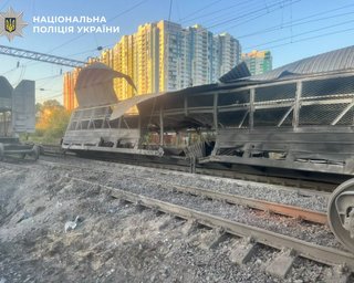 Величезна вирва та пошкоджені рейки: як виглядає станція "Микільська Слобідка" після удару балістики