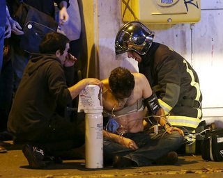 Число погибших при терактах в Париже достигло 153 человек
