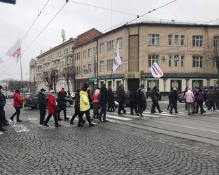 В Виннице протестуют против карантина выходного дня: перекрыта центральная улица города (фото)