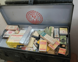 Чоловік знайшов на даху рідкісні скарби з минулого: коштують шалених грошей на аукціоні (фото)