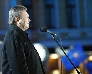 Янукович пригрозил "лженаблюдателям" донецким нравом