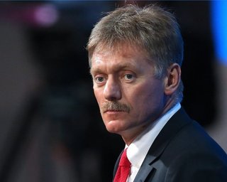 Выдача российских паспортов жителям Донбасса является внутренним делом РФ, – Песков
