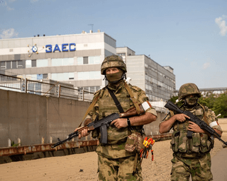 Погрожують відправити на фронт: ЗС РФ домагаються від працівників ЗАЕС переходу в "Росатом"