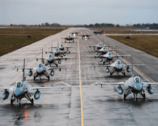 Несколько боевых эскадрилий: Украина получит от США F-16 и другие типы самолетов, — Зеленский