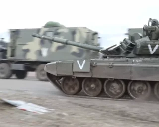 Перша масштабна атака: ЗС РФ кинули на штурм позицій ЗСУ майже 50 одиниць бронетехніки, деталі