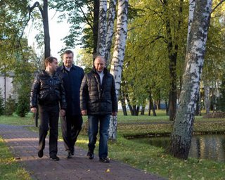 Появились фото прогулки Януковича, Путина и Медведева в резиденции Завидово