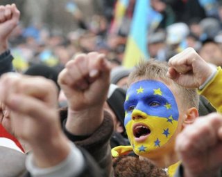 В Луцке протестующие штурмуют управление МВД