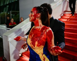 Украинка облила себя "кровью" на красной дорожке Каннского кинофестиваля-2023 (видео)