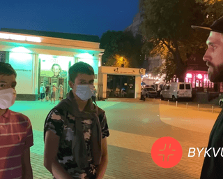 В присутствии Билецкого: нападавшие на журналиста "Букв" извинились за избиение (видео)