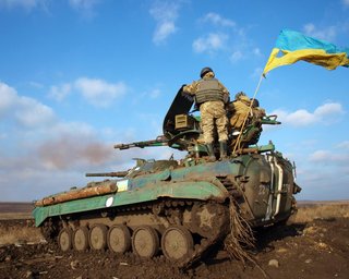 На Донбассе БМП подорвалась на мине: один боец погиб, трое ранены