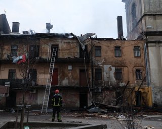 Российский удар по центру Львова разрушил жилье бренд-дизайнера ВСУ (фото)
