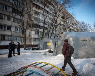 Евакуація з Києва: чи готується влада до погіршення ситуації зі світлом та де люди можуть зігрітися