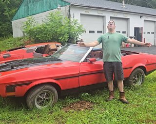 Один из 32: 55-летний Ford Mustang за $200 000 годами ржавеет под открытым небом (видео)