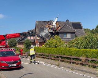 Самолет врезался в жилой дом в Германии: спасатели предполагают, что внутри есть человек