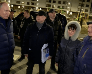 "Полюбоваться братскими могилами": в Украине отреагировали на визит Путина в Мариуполь