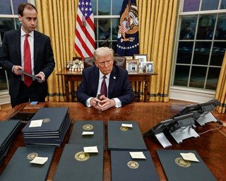 Трамп угрожает Испании ввести эмбарго из-за Ирана: как отреагировали в Мадриде (фото, видео)