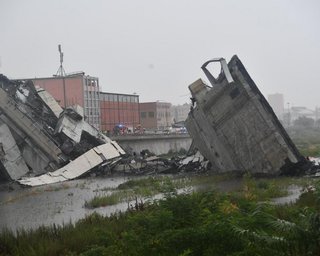 Количество жертв разрушенного моста в Генуе увеличилось