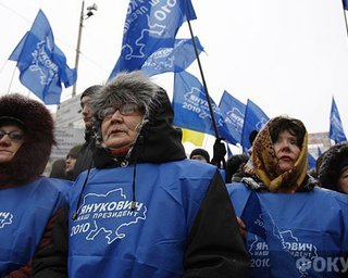 К зданию ВАСУ подтягиваются сторонники Януковича и Тимошенко