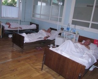 После вспышки холеры двое больных продолжают лечение