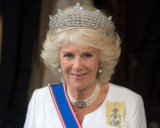 Королева Камилла сделала "худший рождественский подарок" своему сыну: какую вещь он нашел под елкой