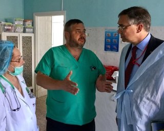 Посол Канады проведал в больнице Гандзюк