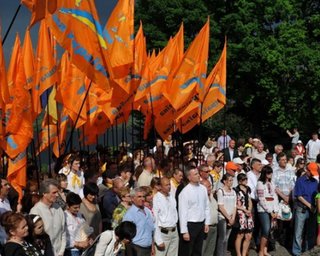 Оранжевые партии стали популярнее бело-голубых, - КМИС