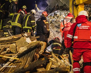 Удар РФ по жилому дому в Харькове: спасатели деблокировали тела женщины и ребенка
