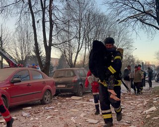 9 погибших в Тернополе и десятки раненых: Зеленский прокомментировал ночной обстрел Украины (фото)