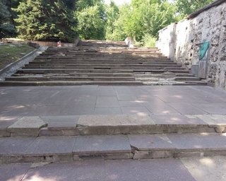 Более 600 тысяч на подогрев ступенек в парке: в Днепре объявили новый тендер