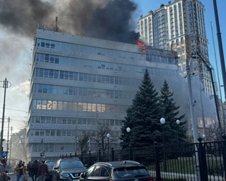 Друга атака на "Добробут" у Києві: в медцентрі показали наслідки удару по будівлі (відео)