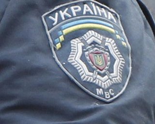 У входа в скандальный окружком на Троещине находится около двухсот человек