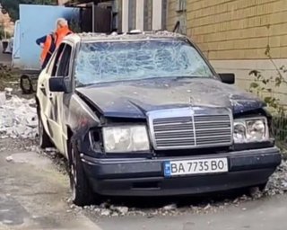 "Німецька міцність": у Києві легендарний Mercedes дивом "вижив" після атаки росіян (відео)