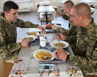 Воюют вместе, а платят меньше: журналист сравнил цены на продукты для ВСУ и пограничников