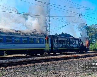 Російський дрон влучив у пасажирський потяг на Харківщині: є поранені, на місці пожежа