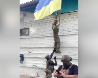 Замаячил сине-желтый флаг: ВСУ захватили еще одно село в Курской области, — соцсети (карта, видео)
