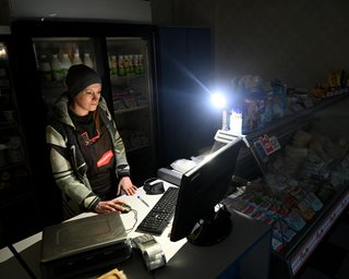 У Києві та трьох областях екстрено відключають світло: подробиці від ДТЕК