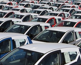 На волне ажиотажа из-за спецпошлин в Украине на треть подскочили продажи автомобилей
