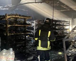 РФ ударила по супермаркету "Фора" в Іванковичах на Київщині: є постраждала (фото)