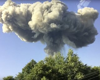Пожар под Ичней локализовали на треть, но взрывы раздаются каждые 4-5 минут