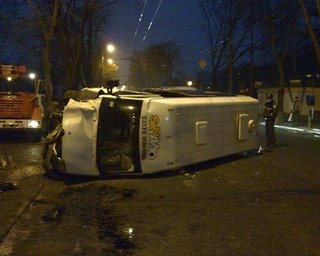 В Сумах маршрутка врезалась в дерево: есть пострадавшие